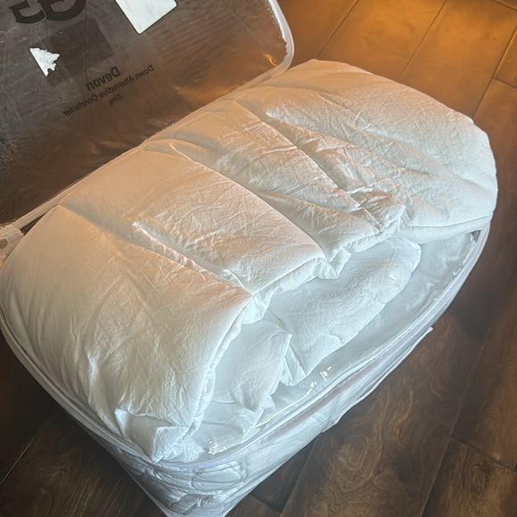 UGG Devon Alternative Comforter NEW - Picture 7 of 16
